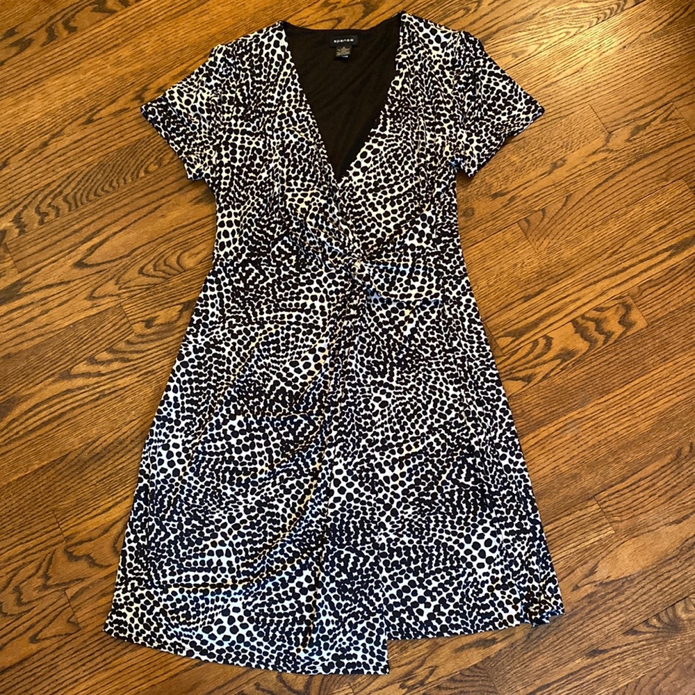 Black&white spotted faux wrap, short sleeve dress. Size L.